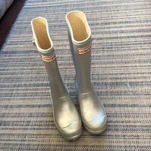 Size 3 great condition Hunter silver boots girl